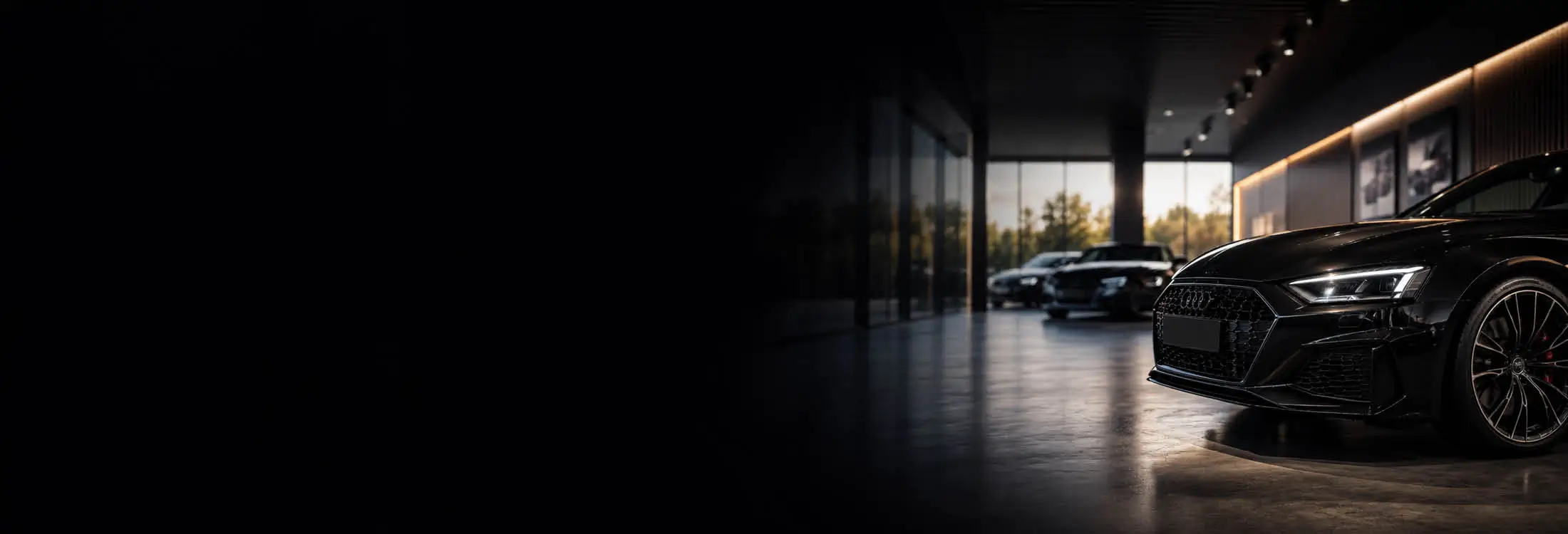 Moderner Auto-Showroom mit einem schwarzen Audi-Sp