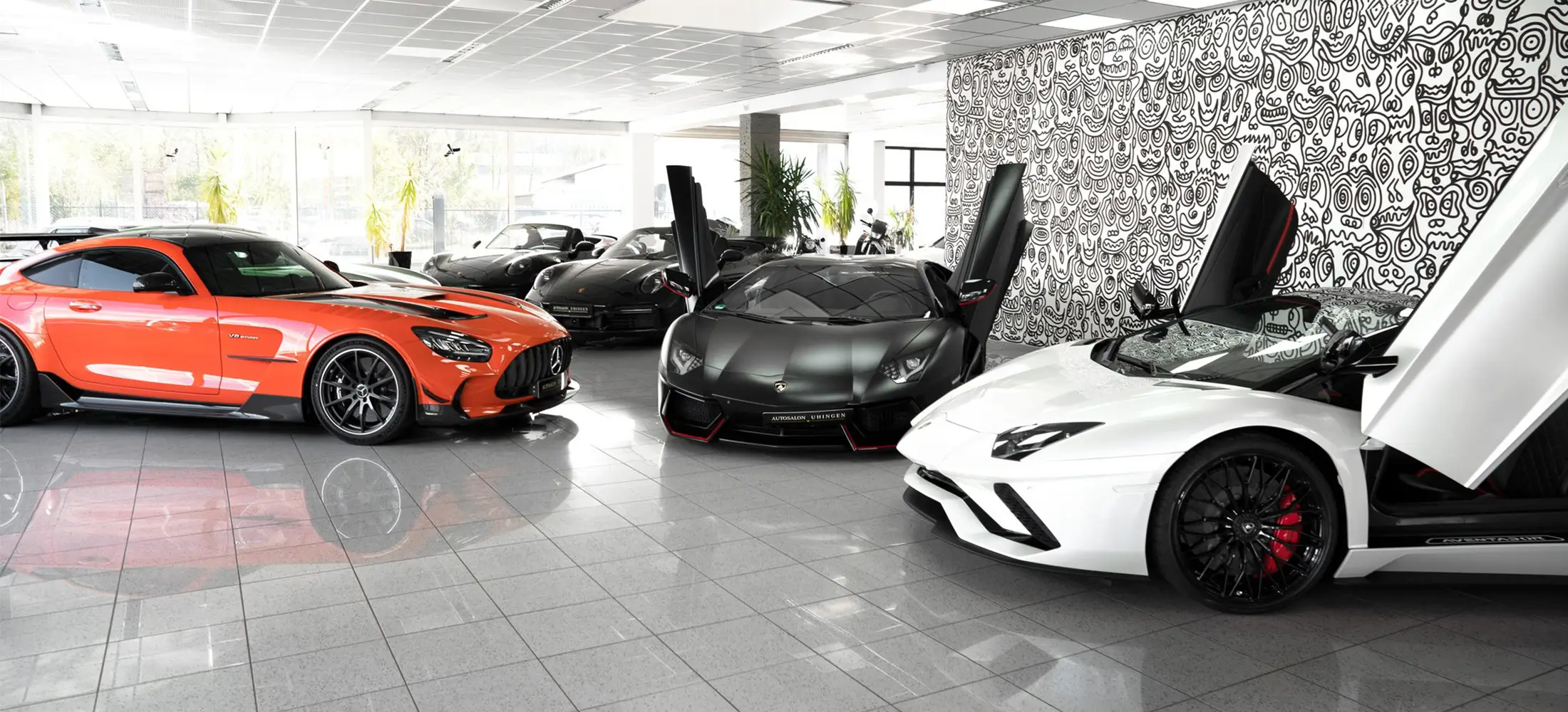 Heller Luxus‑Auto‑Showroom mit mehreren Supersport